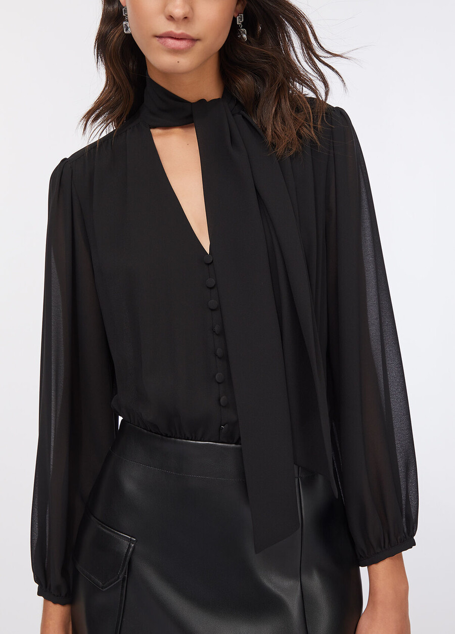 short dress with bow detail