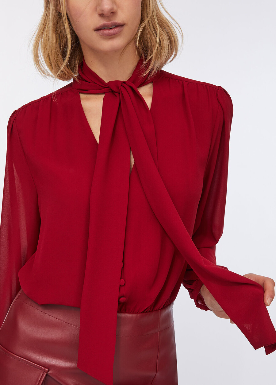 short dress with bow detail