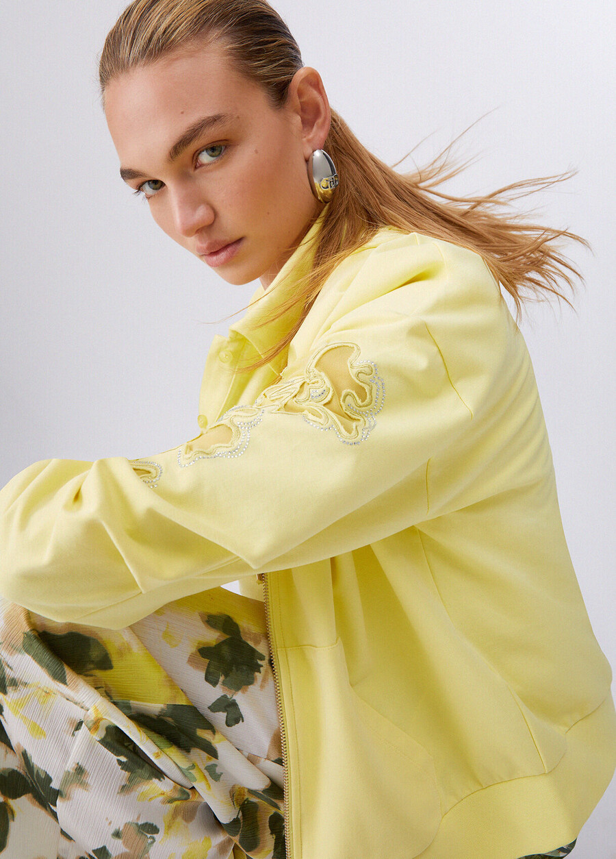 sweatshirt with floral embroidery