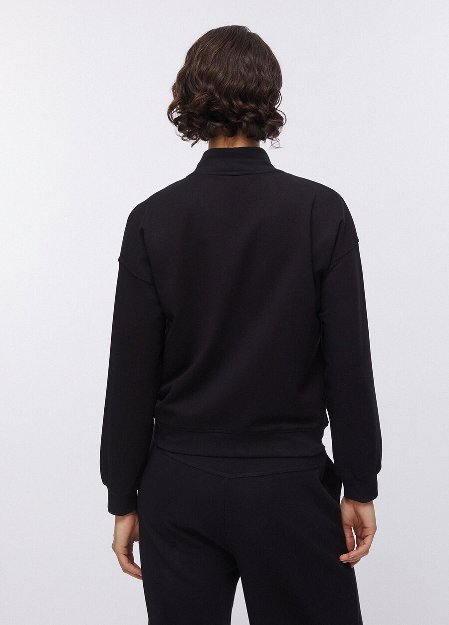 sweatshirt with zip and chain details