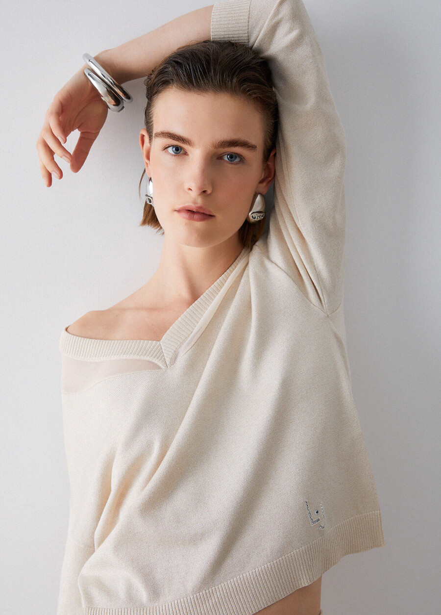 v-neck jumper