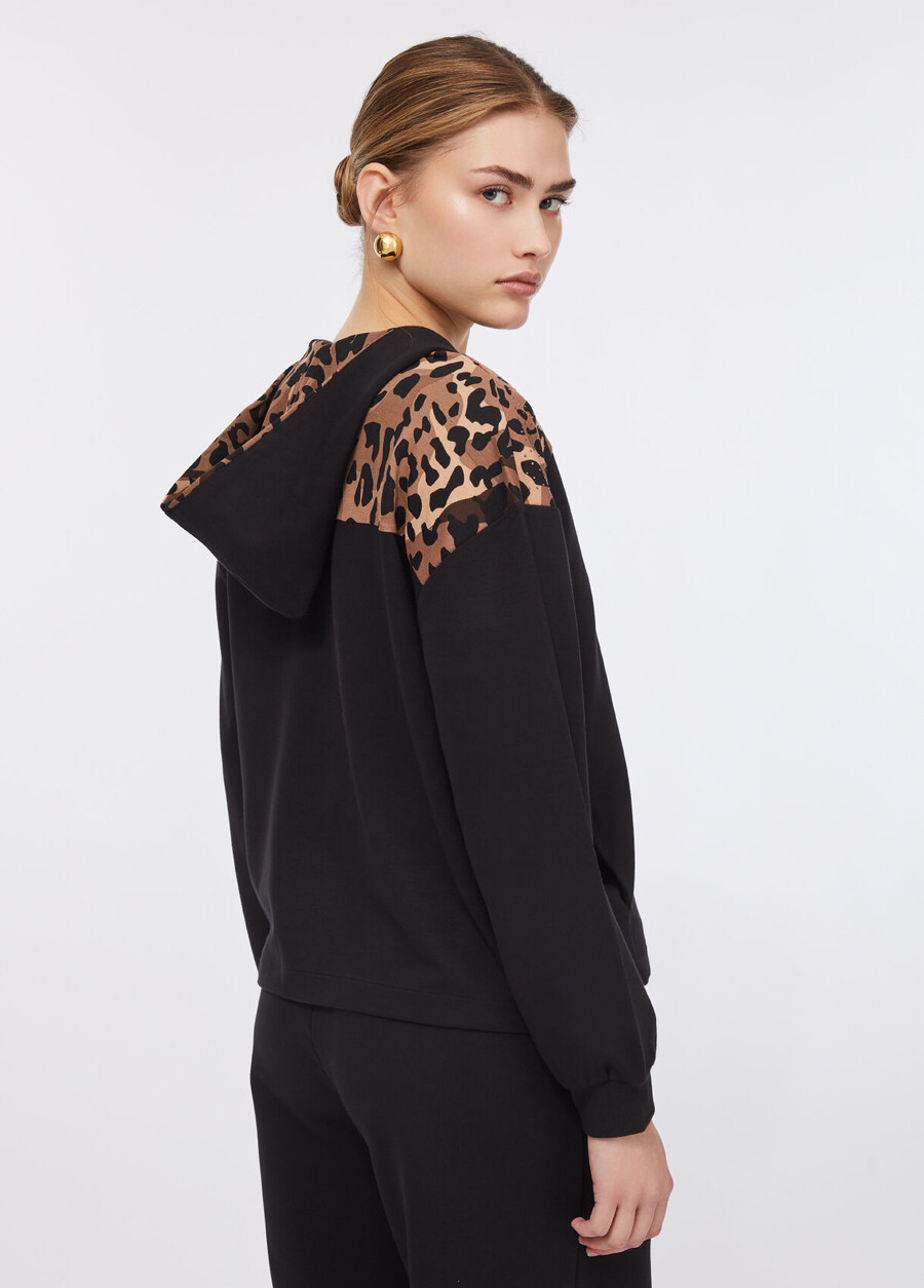 sweatshirt with buttons