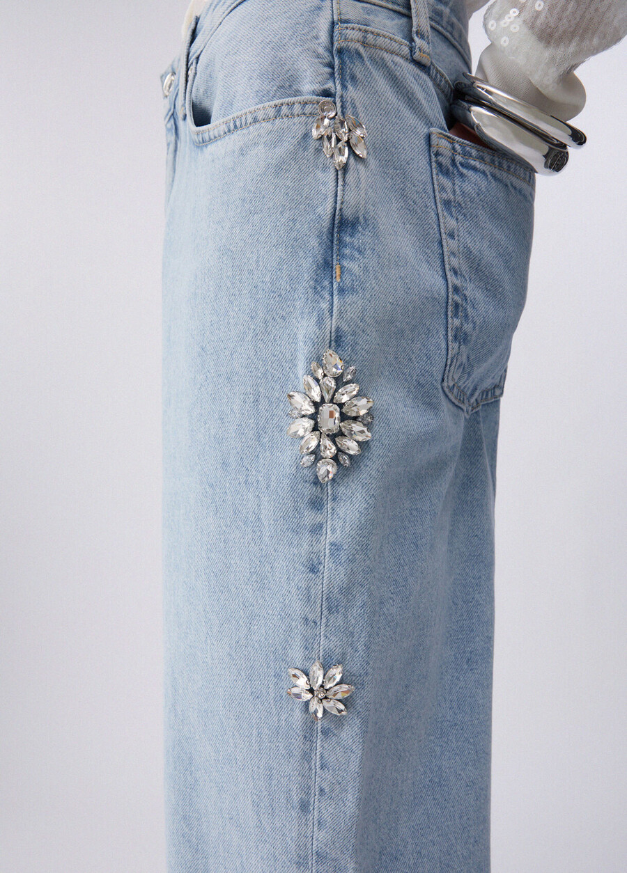 straight-fit jeans with bejewelled embellishment